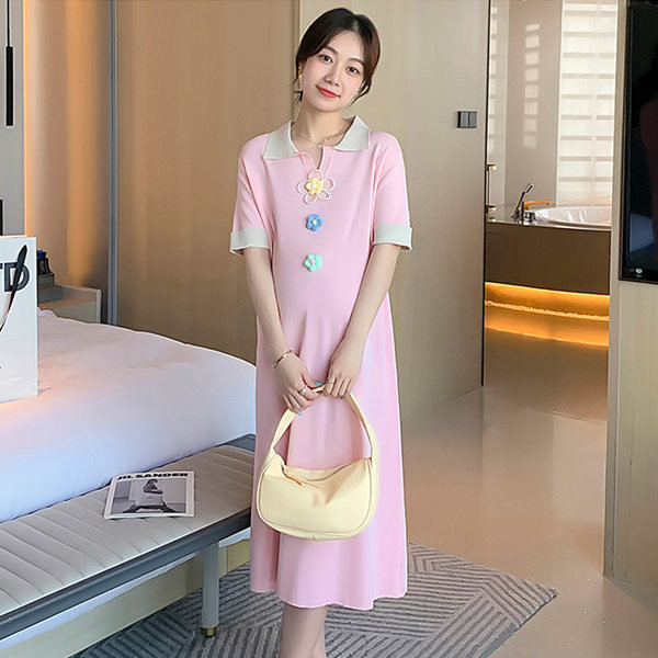 Sieviešu kleitas piegriezuma modelis ar apkakli un pogām