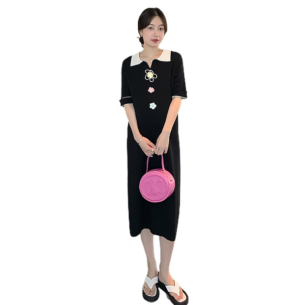 Sieviešu kleitas piegriezuma modelis ar apkakli un pogām