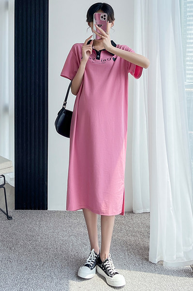 Φαρδύ μακρύ ίσιο φόρεμα με σκίσιμο και κλασικό γιακά για εγκυμοσύνη