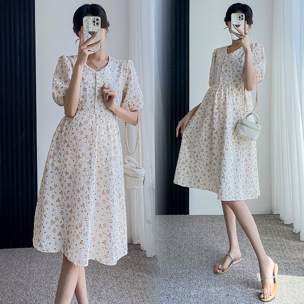 Ziedu, brīva grūtnieču kleita ar īsām piedurknēm