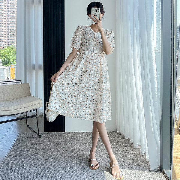 Ziedu, brīva grūtnieču kleita ar īsām piedurknēm