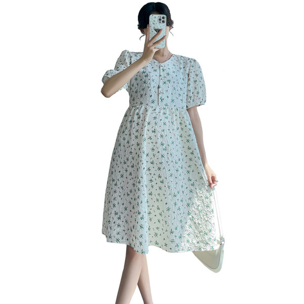 Ziedu, brīva grūtnieču kleita ar īsām piedurknēm