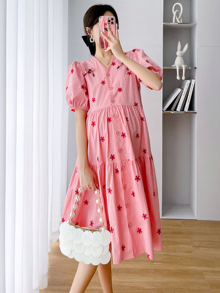 Sieviešu piegriezuma kleita ar krāsainiem izšuvumiem grūtniecēm