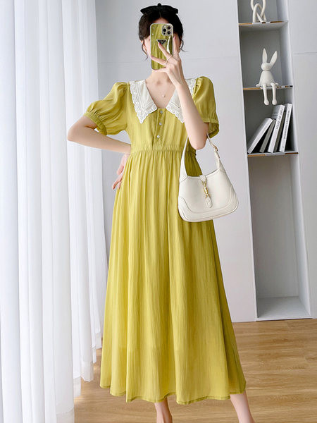 Duga pripijena trudnička haljina s klasičnim ovratnikom i vezom