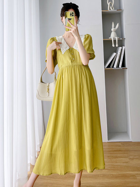 Duga pripijena trudnička haljina s klasičnim ovratnikom i vezom