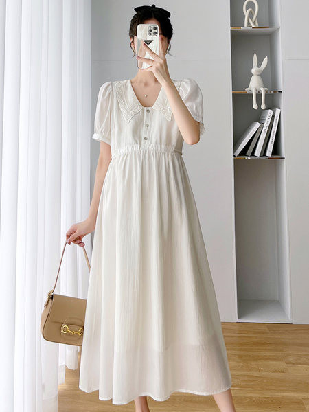 Duga pripijena trudnička haljina s klasičnim ovratnikom i vezom