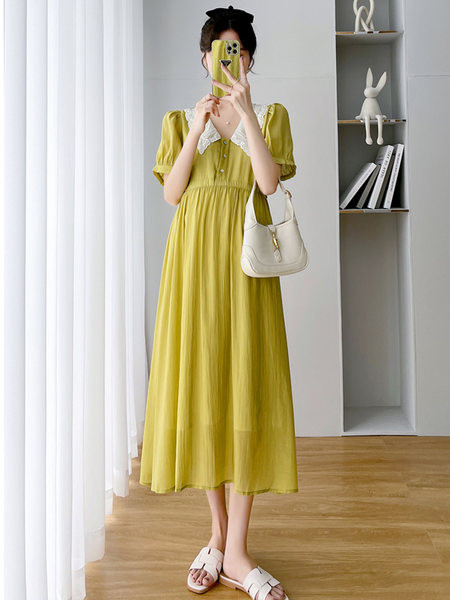 Duga pripijena trudnička haljina s klasičnim ovratnikom i vezom