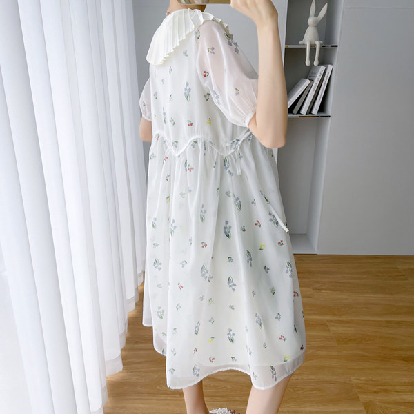 Grūtnieču piegriezuma šifona kleita ar ziedu rakstu