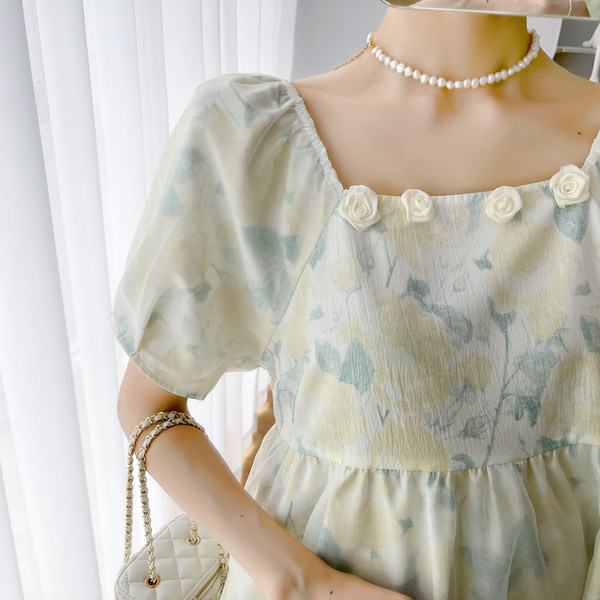 Rochie de vara de maternitate cu motive florale si decolteu patrat