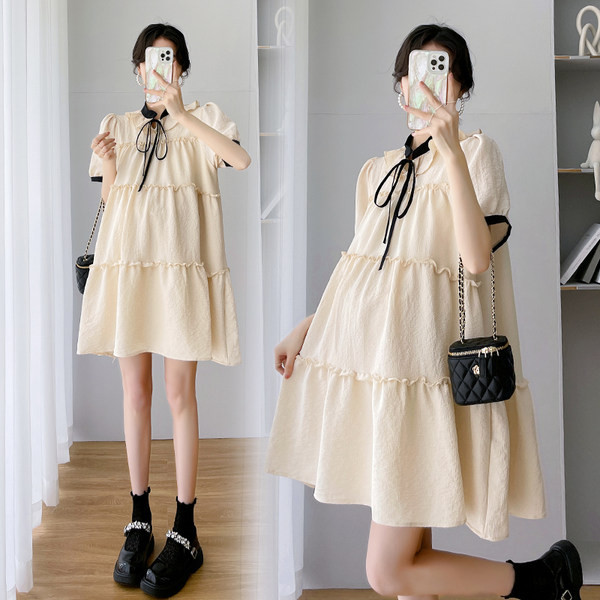 Izgriezts sieviešu kleitas modelis ar apaļu kakla izgriezumu grūtniecēm