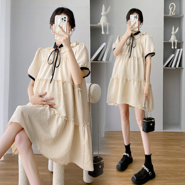 Izgriezts sieviešu kleitas modelis ar apaļu kakla izgriezumu grūtniecēm