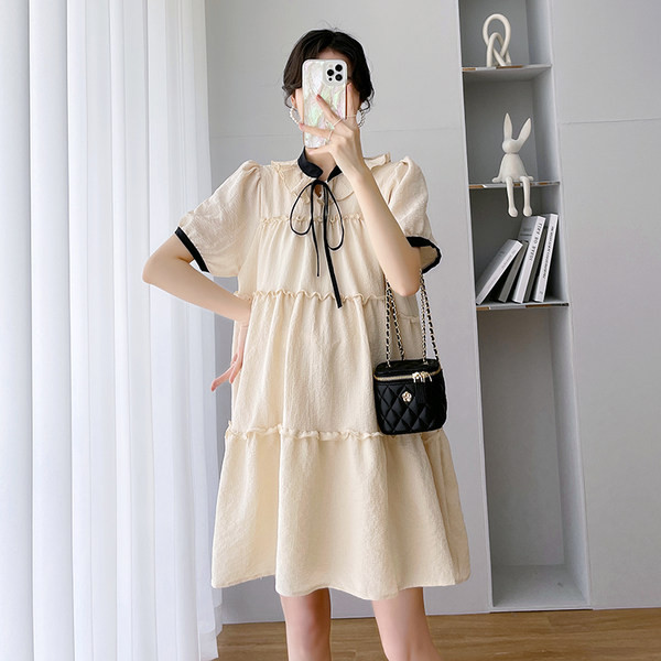 Izgriezts sieviešu kleitas modelis ar apaļu kakla izgriezumu grūtniecēm