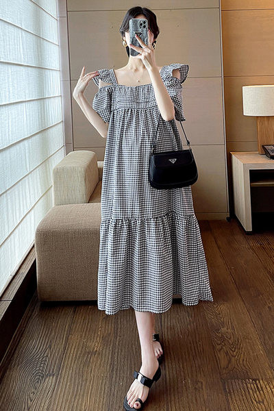 Grūtnieču kleita ar garu rūtu kvadrātveida kakla izgriezumā