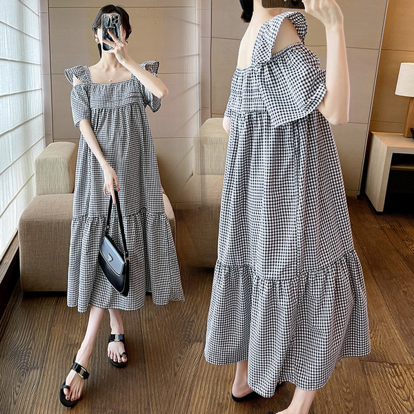 Grūtnieču kleita ar garu rūtu kvadrātveida kakla izgriezumā