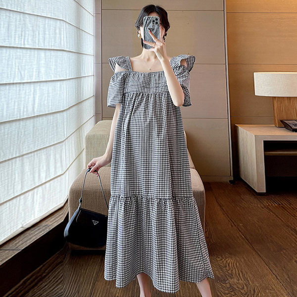 Grūtnieču kleita ar garu rūtu kvadrātveida kakla izgriezumā