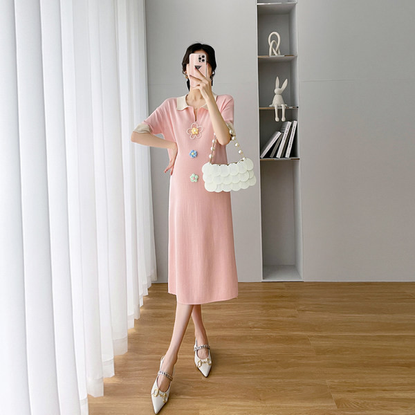 Novi model ženske haljine sa 3D cvjetnim elementom