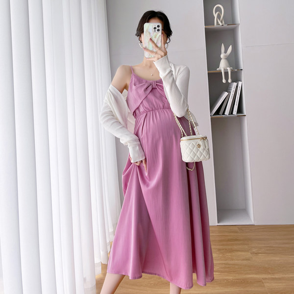 Jauna modeļa krāsaina sieviešu kleita ar plānām lencītēm grūtniecēm