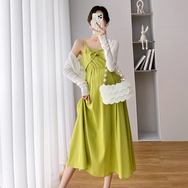 Jauna modeļa krāsaina sieviešu kleita ar plānām lencītēm grūtniecēm