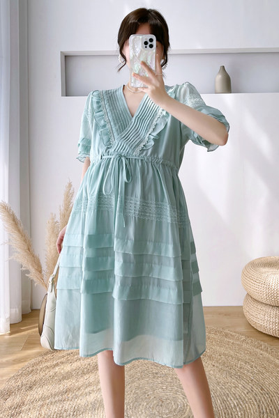 Ljetna trudnička haljina s dubokim dekolteom i vezicama u struku