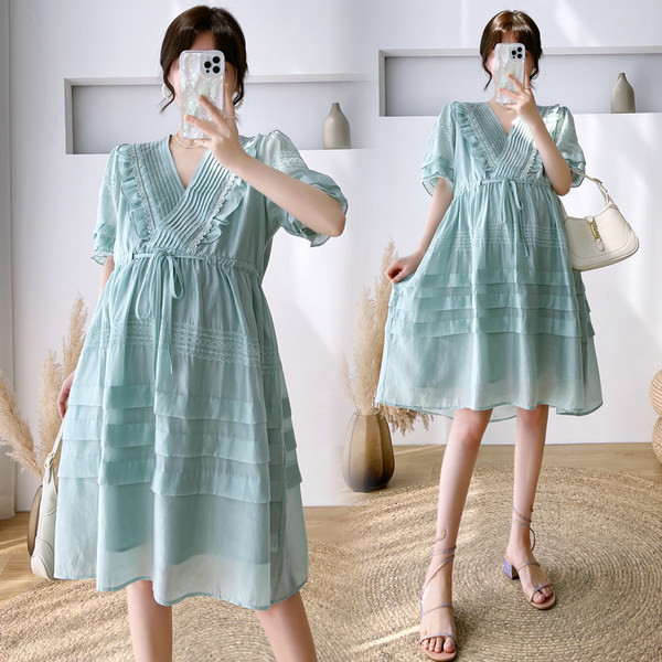 Ljetna trudnička haljina s dubokim dekolteom i vezicama u struku