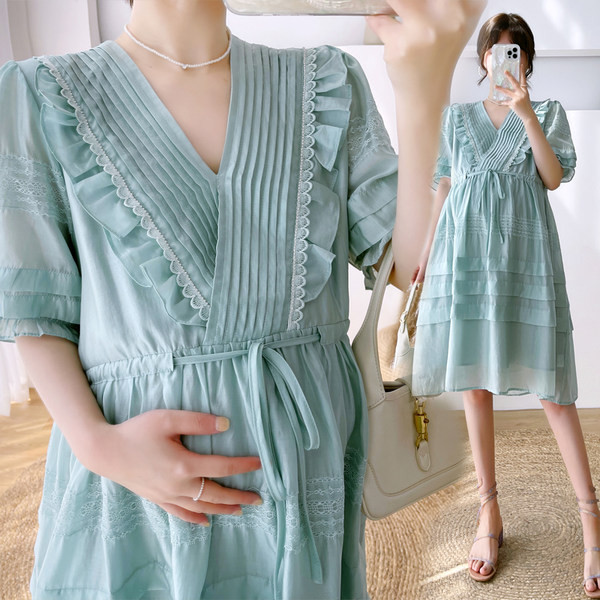 Ljetna trudnička haljina s dubokim dekolteom i vezicama u struku