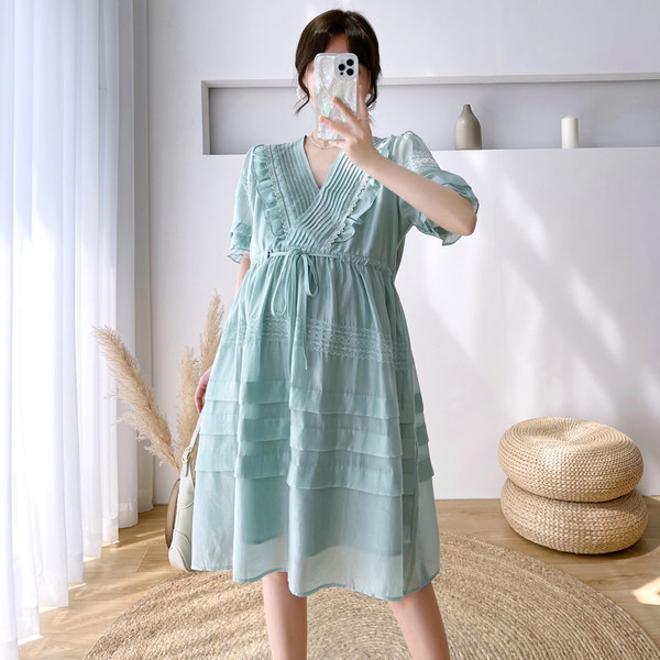 Ljetna trudnička haljina s dubokim dekolteom i vezicama u struku