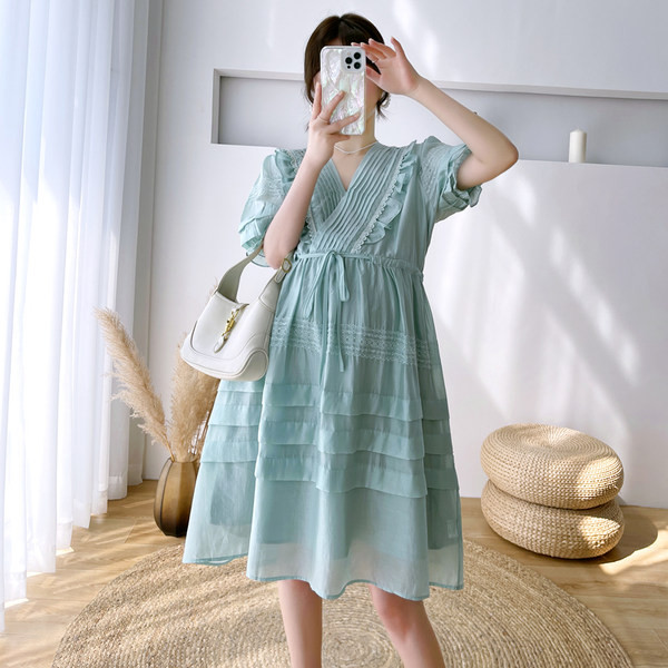 Ljetna trudnička haljina s dubokim dekolteom i vezicama u struku