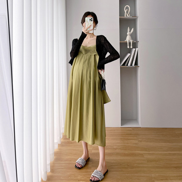 Modes sieviešu grūtnieču kleita ar šauru siksnu