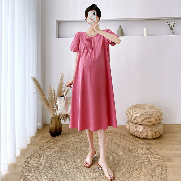 Brīva kokvilnas kleita ar uzpūstām piedurknēm