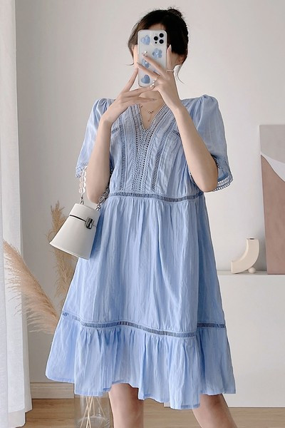 Šķeltu mežģīņu kleita grūtniecēm ar nolaižamu kakla izgriezumu