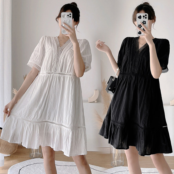 Šķeltu mežģīņu kleita grūtniecēm ar nolaižamu kakla izgriezumu