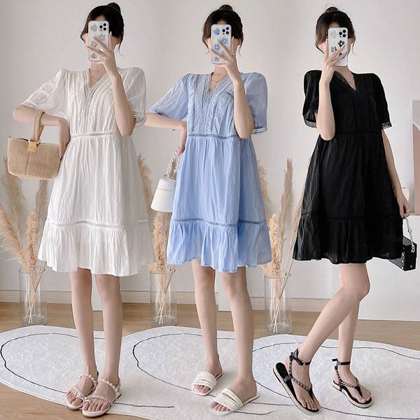 Šķeltu mežģīņu kleita grūtniecēm ar nolaižamu kakla izgriezumu