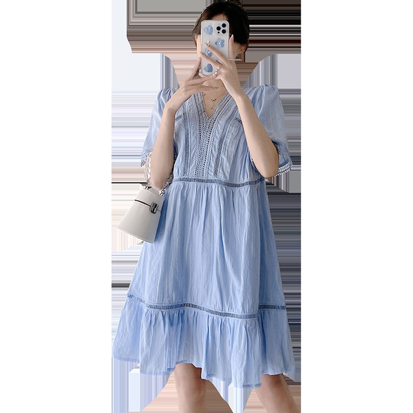 Šķeltu mežģīņu kleita grūtniecēm ar nolaižamu kakla izgriezumu