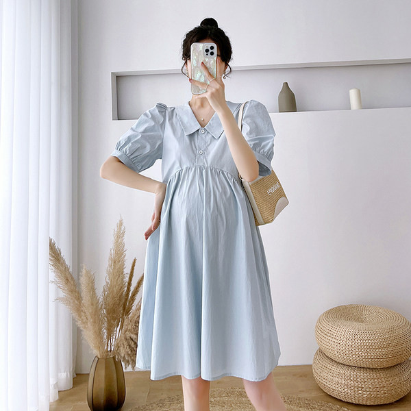 Krojena haljina s klasičnim ovratnikom i gumbima pogodna za trudnice