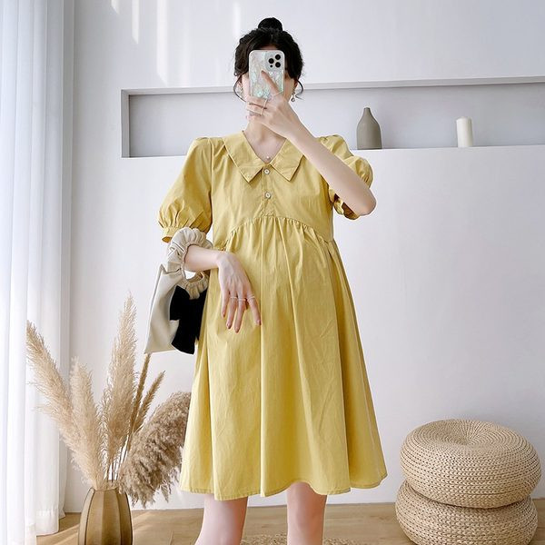 Krojena haljina s klasičnim ovratnikom i gumbima pogodna za trudnice