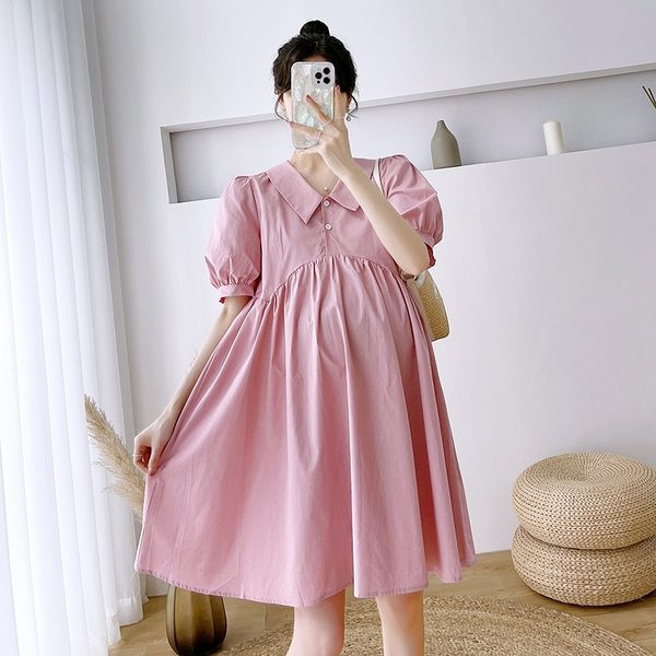 Krojena haljina s klasičnim ovratnikom i gumbima pogodna za trudnice