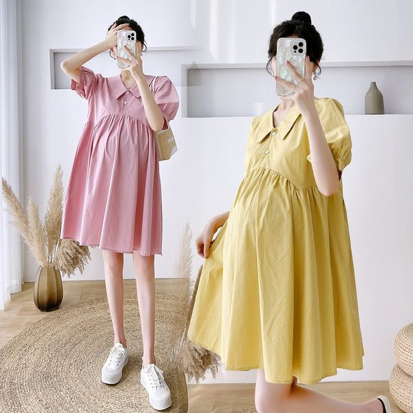 Krojena haljina s klasičnim ovratnikom i gumbima pogodna za trudnice