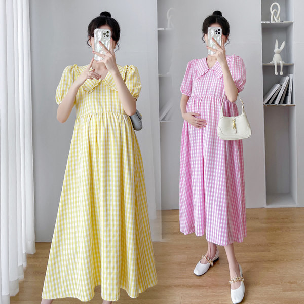 Izgriezta sieviešu rūtaina grūtnieču kleita