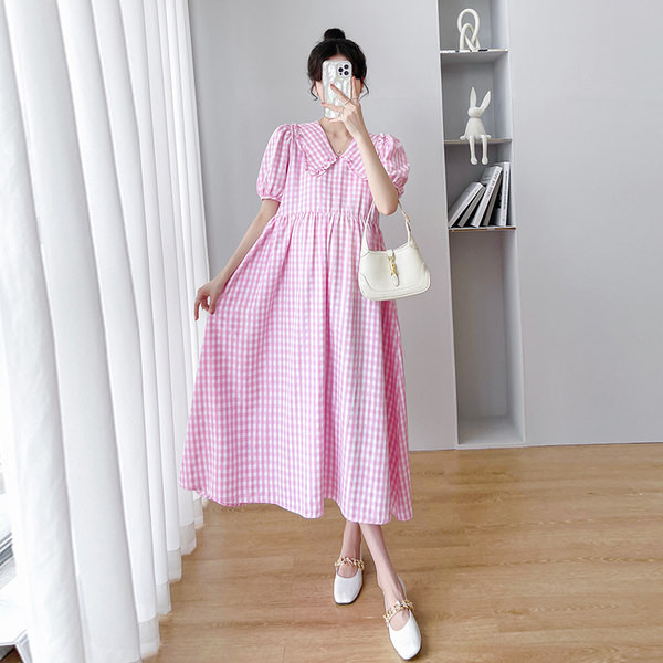 Izgriezta sieviešu rūtaina grūtnieču kleita