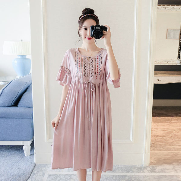 Модерна рокля за бременни с бродерия и връзки на талията 