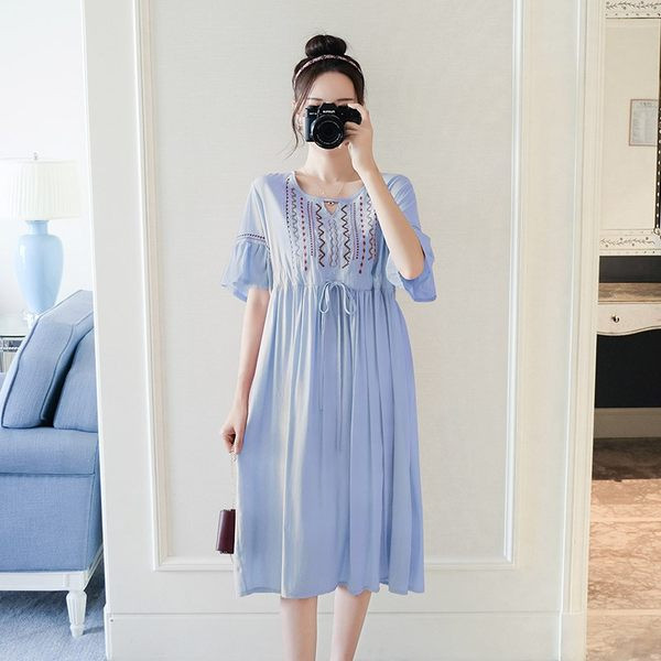 Модерна рокля за бременни с бродерия и връзки на талията 