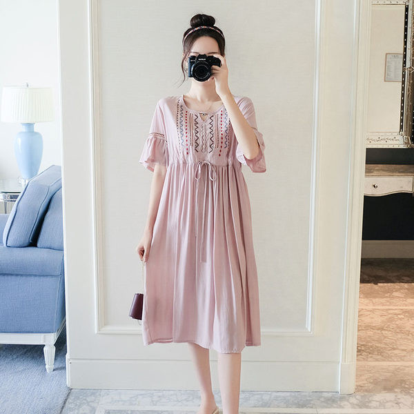 Модерна рокля за бременни с бродерия и връзки на талията 