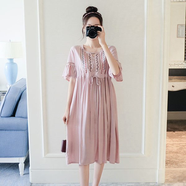 Модерна рокля за бременни с бродерия и връзки на талията 