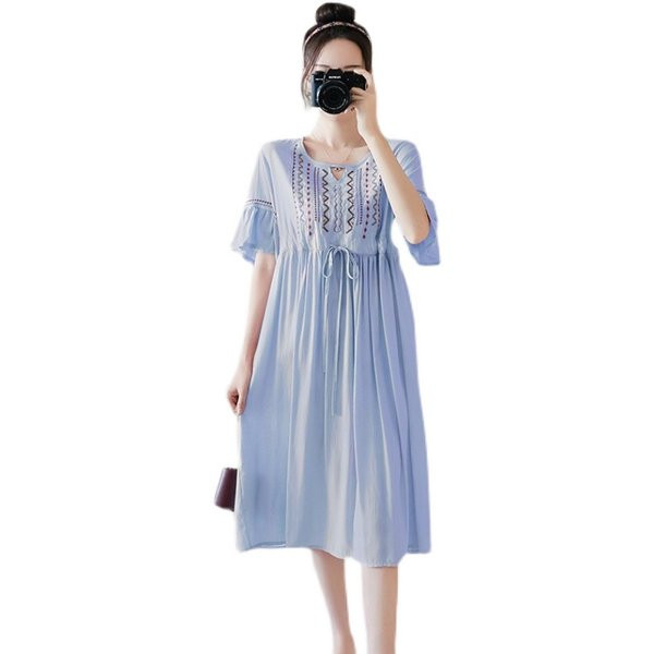 Модерна рокля за бременни с бродерия и връзки на талията 