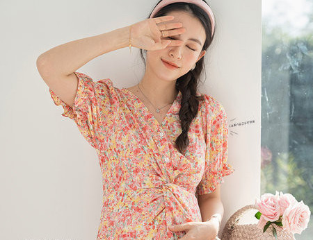 Izgrieziet puķainu grūtnieču kleitu