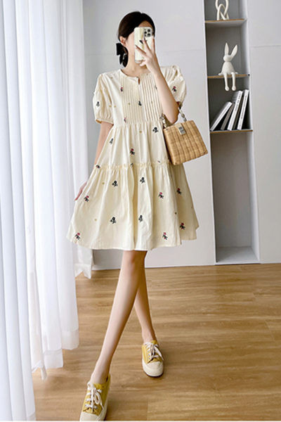 Ikdienas kleita grūtniecēm, izšūta ar ziediem