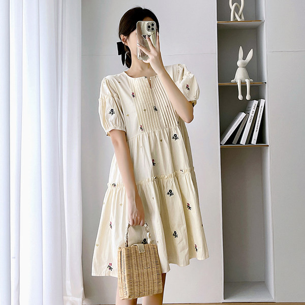 Ikdienas kleita grūtniecēm, izšūta ar ziediem