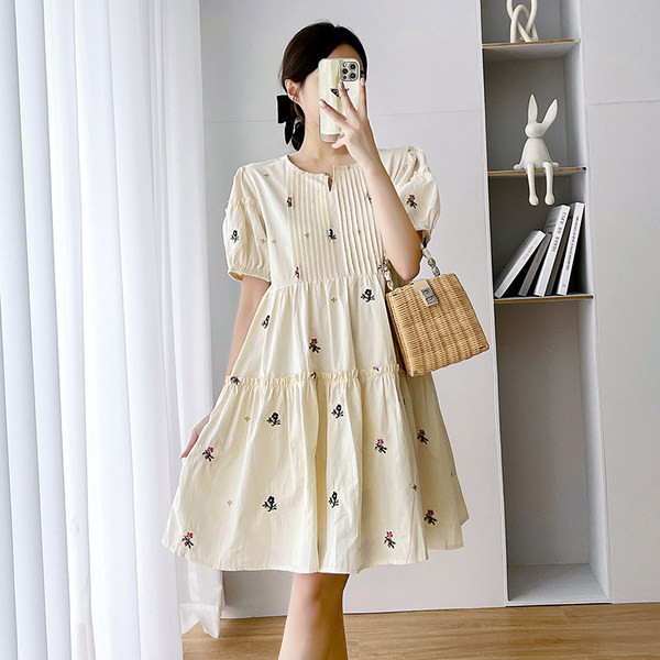 Ikdienas kleita grūtniecēm, izšūta ar ziediem