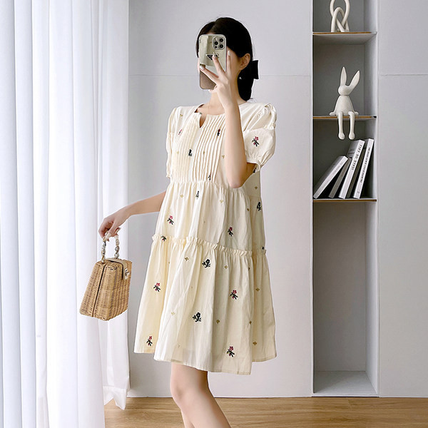 Ikdienas kleita grūtniecēm, izšūta ar ziediem