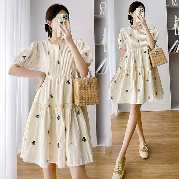 Ikdienas kleita grūtniecēm, izšūta ar ziediem